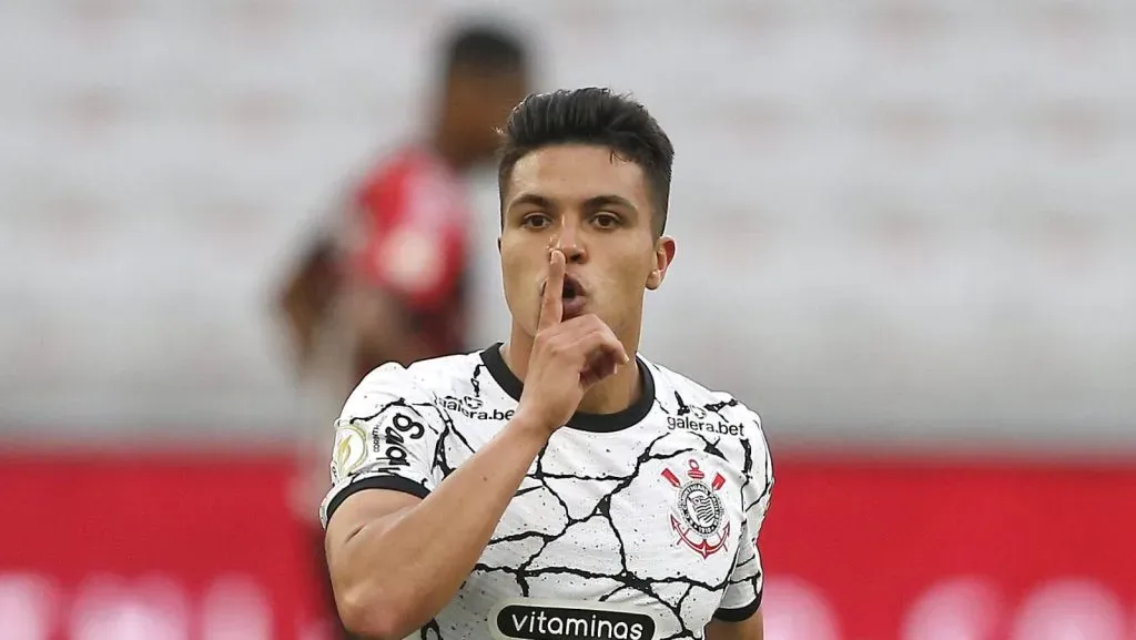 Roni comemora seu gol durante a partida entre Athletico e Corinthians, válida pela 17ª rodada do Campeonato Brasileiro, realizada na Arena da Baixada, em Curitiba, PR. (Foto: IMAGO / Fotoarena)