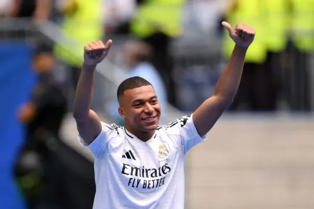 Kylian Mbappe com a camisa do Real Madrid. (Photo by David Ramos/Getty Images)