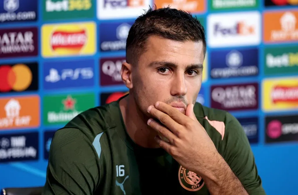 Rodri em coletiva do Manchester City. (Photo by Carl Recine/Getty Images)