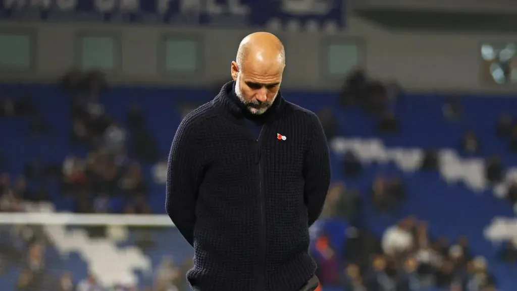 Pep Guardiola, olhando para baixo, à beira do campo em jogo do Manchester City (Bryn Lennon / Getty Images)