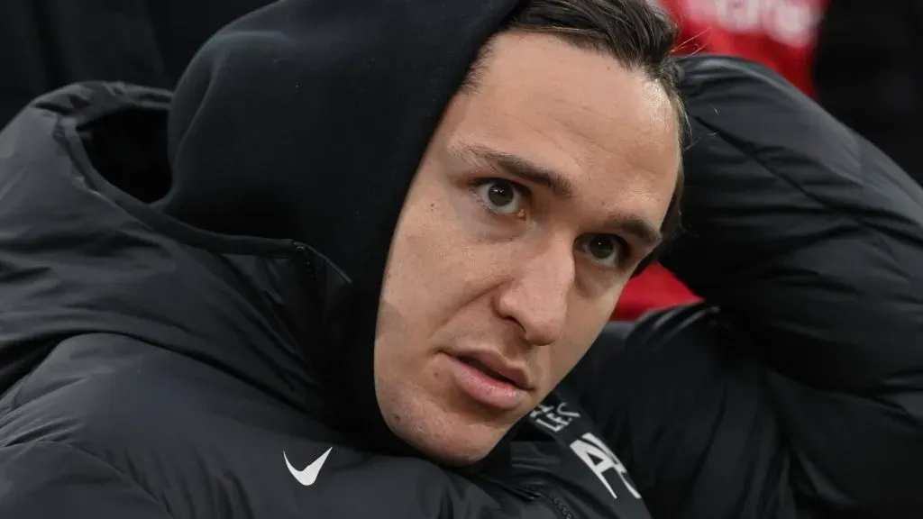 Federico Chiesa sentado no banco de reservas no Liverpool v Brighton (IMAGO News Images)