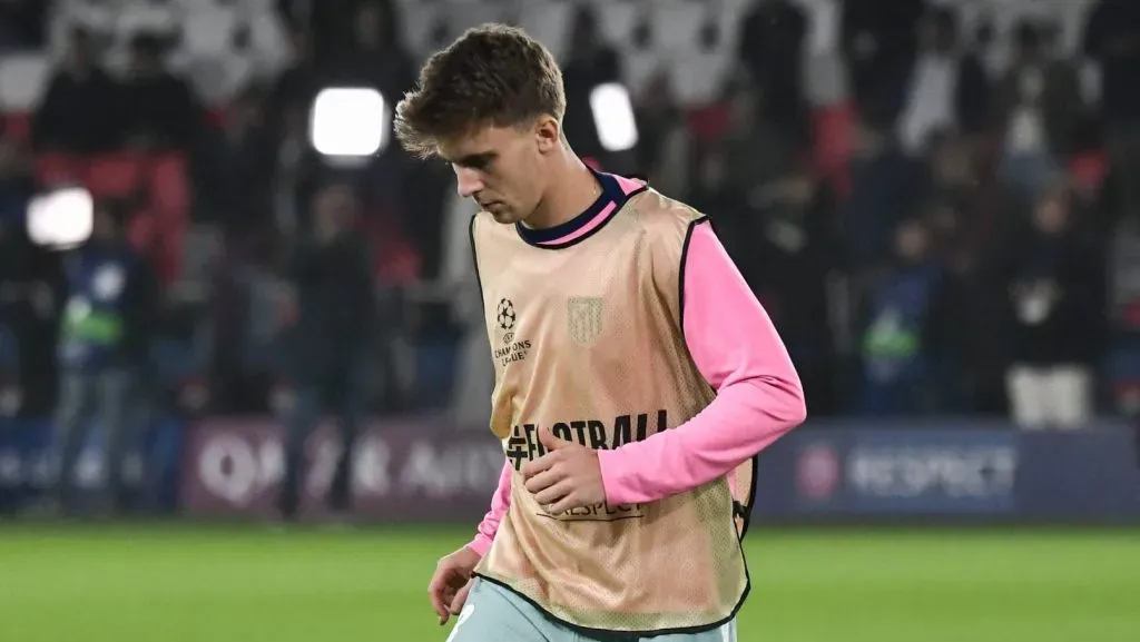 Pablo Barrios aquecendo antes da partida entre PSG v Atlético de Madrid (IMAGO ABACAPRESS)