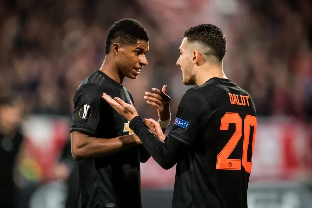 Rashford e Dalot discutem em jogo do Manchester United. Foto: IMAGO /