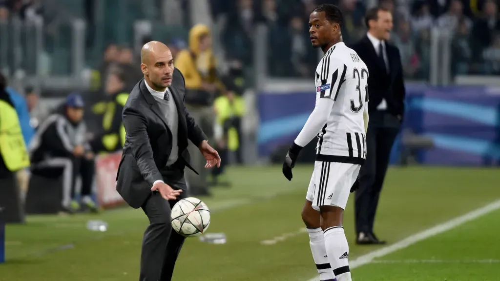 Guardiola (treinador) em partida contra Evra (jogador) (Foto: IMAGO / Jan Huebner)