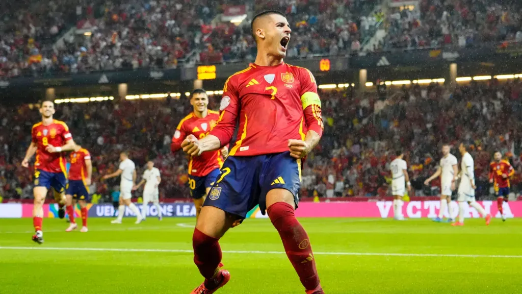 Seleção Espanhola comemorando gol de Morata (Foto: IMAGO / NurPhoto)