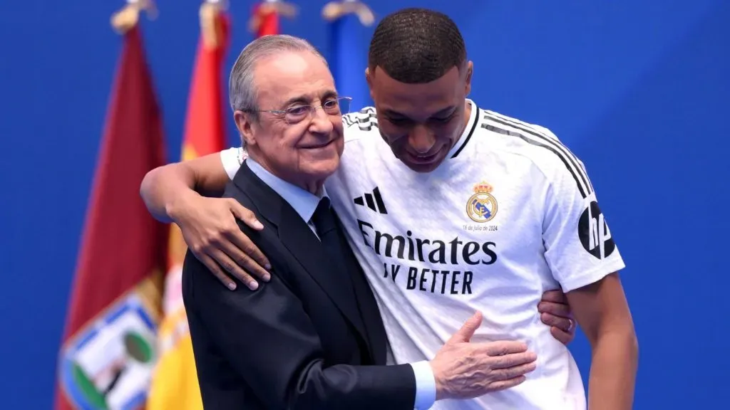 Florentino Pérez abraça Mbappé durante apresentação no Real Madrid.