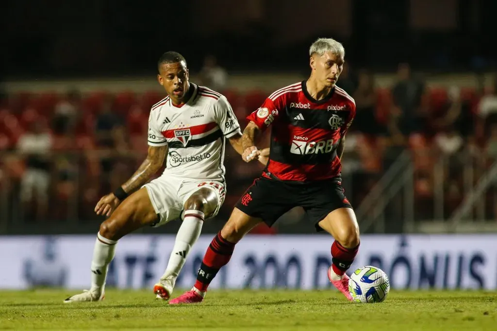 Guillermo Varela em ação pelo Flamengo contra o São Paulo. (Photo by Miguel Schincariol/Getty Images)