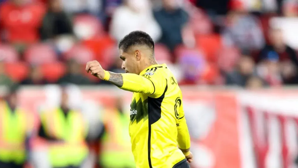 Cucho Hernández se preparando para um chute pelo Columbus Crew (IMAGO Icon Sportswire)