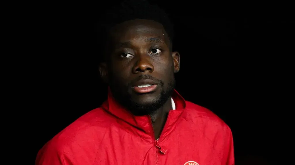 Davies com a camisa do Bayern de Munique.