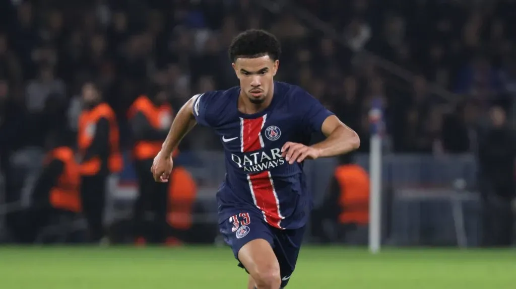 Zaïre-Emery correndo com a bola em um jogo do PSG (IMAGO AOP.Press)