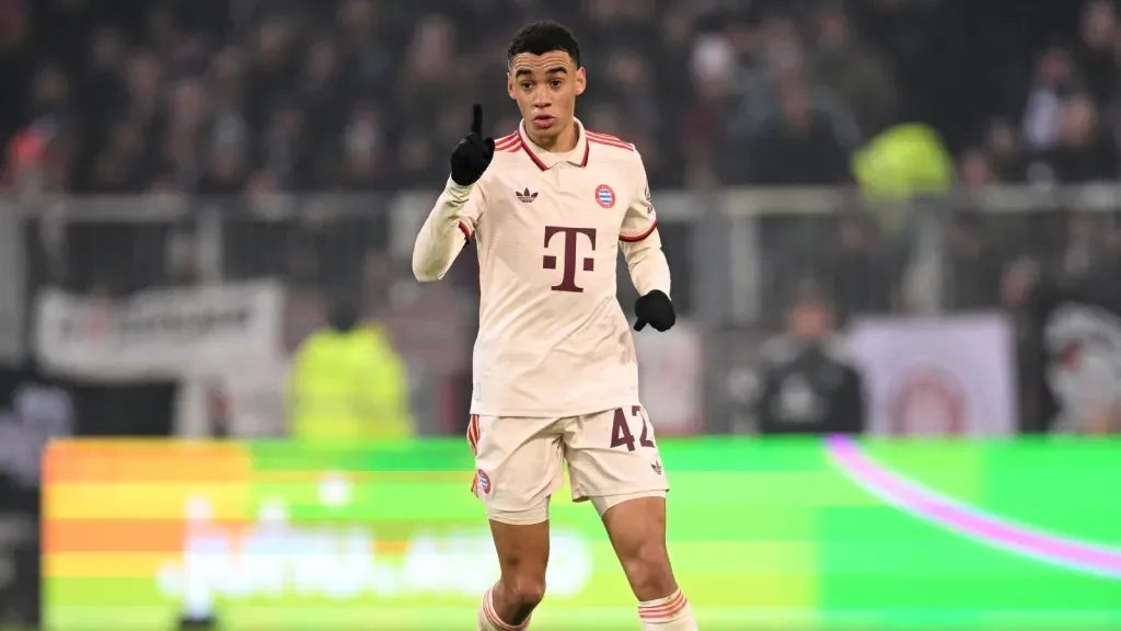 Jamal Musiala em partida pelo Bayern de Munique (Photo by Stuart Franklin/Getty Images)
