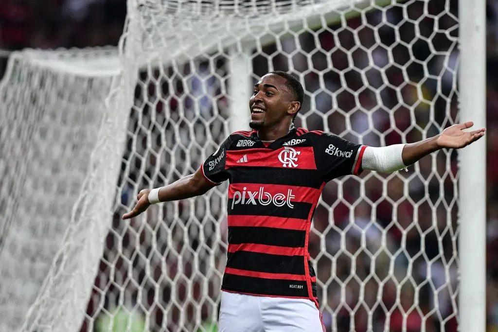 Lorran comemora gol com o Manto Sagrado. Foto: Thiago Ribeiro/AGIF