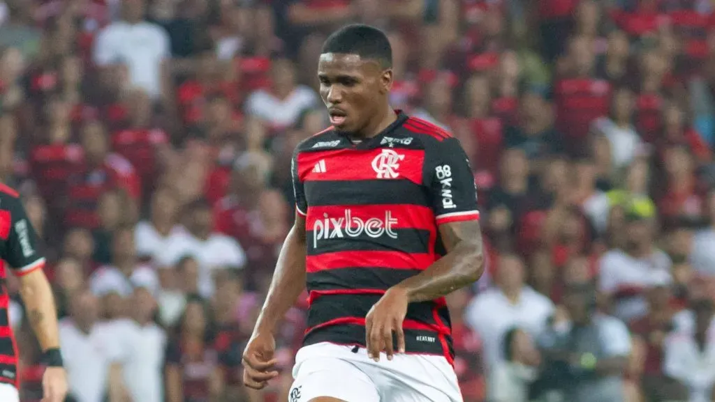Evertton Araújo com o uniforme tradicional do Flamengo conduzindo a bola em campo (IMAGO TheNews2)