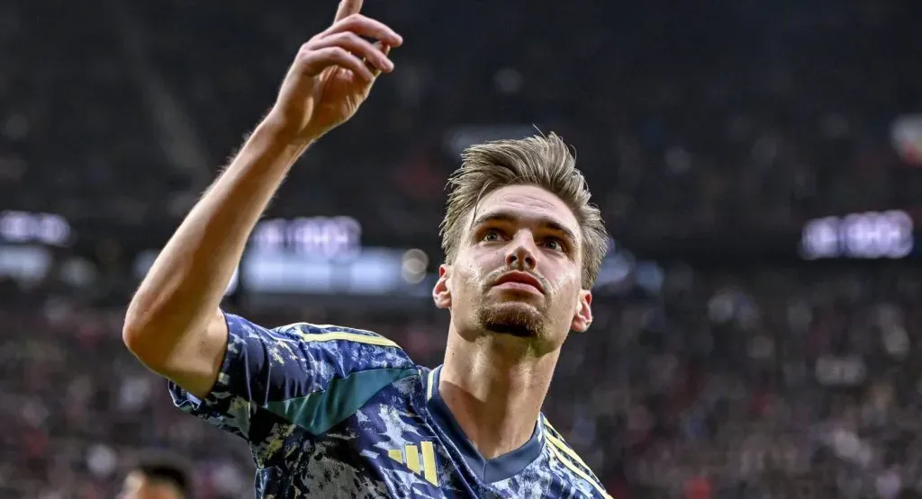 Kenneth Taylor celebrando um gol de seu companheiro de Ajax (IMAGO DeFodi)