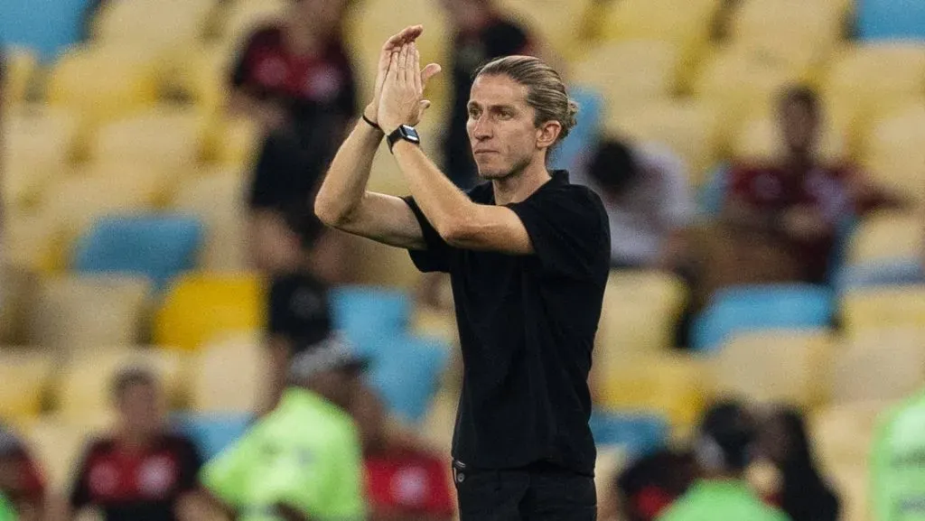 Devido a lesões e desgaste pós-Data FIFA, Filipe Luís, técnico do Flamengo, recorreu à base para reforçar o elenco na partida contra o Fluminense pela 30ª rodada do Brasileirão. (Foto: IMAGO / Carneiro Images)