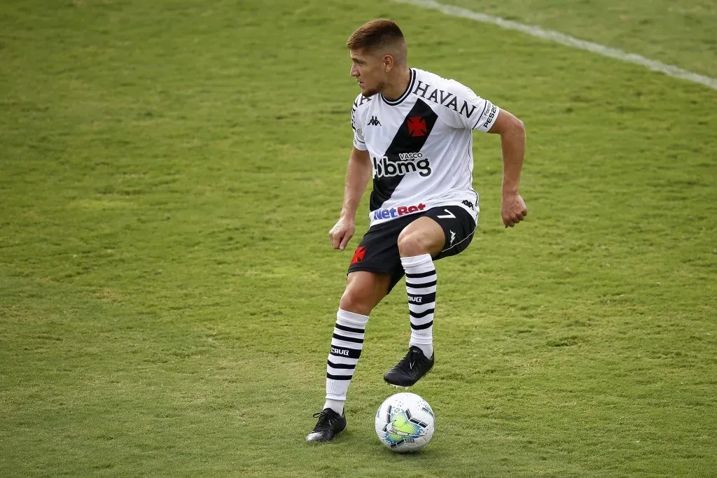Leonardo Gil com a camisa do Vasco da Gama. (Photo by Bruna Prado/Getty Images)