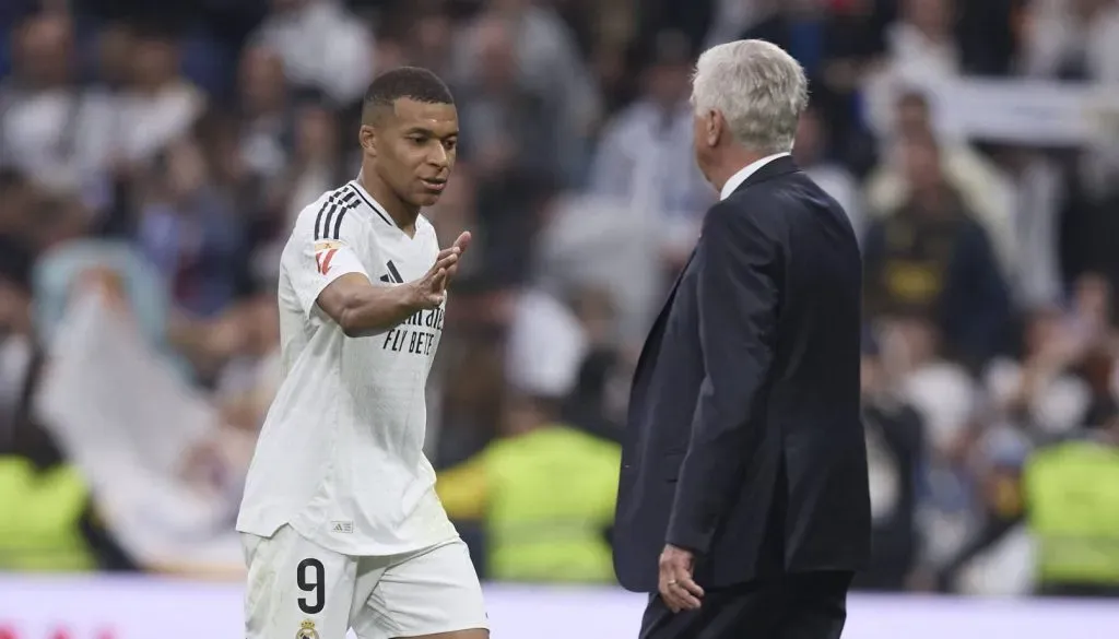 Mbappé caminhando em direção a Ancelotti para cumprimentá-lo em uma partida do Real Madrid (IMAGO DeFodi)