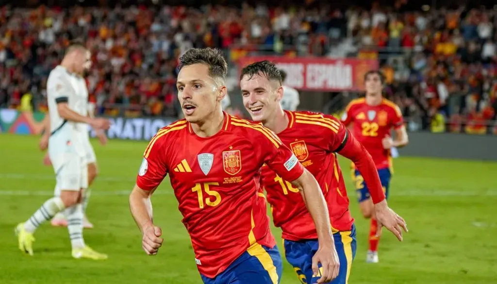 Marc Casadó celebrando o gol da vitória marcado por Bryan Zaragoza em Espanha v Suíça (IMAGO Steinsiek.ch)