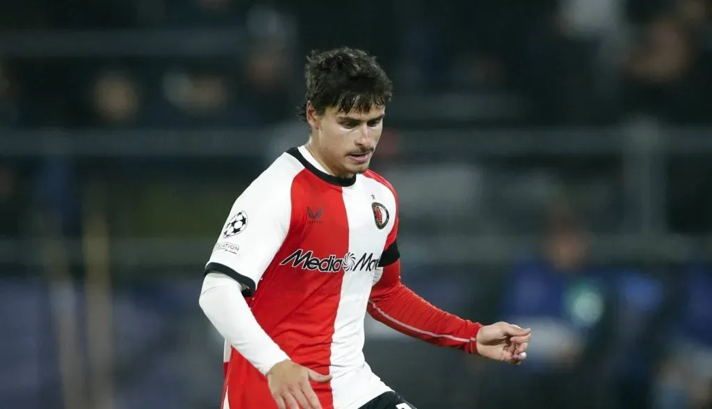 Huego Bueno com a camisa tradicional do Feyenoord fazendo um passe em partida pela Champions League (IMAGO ANP)