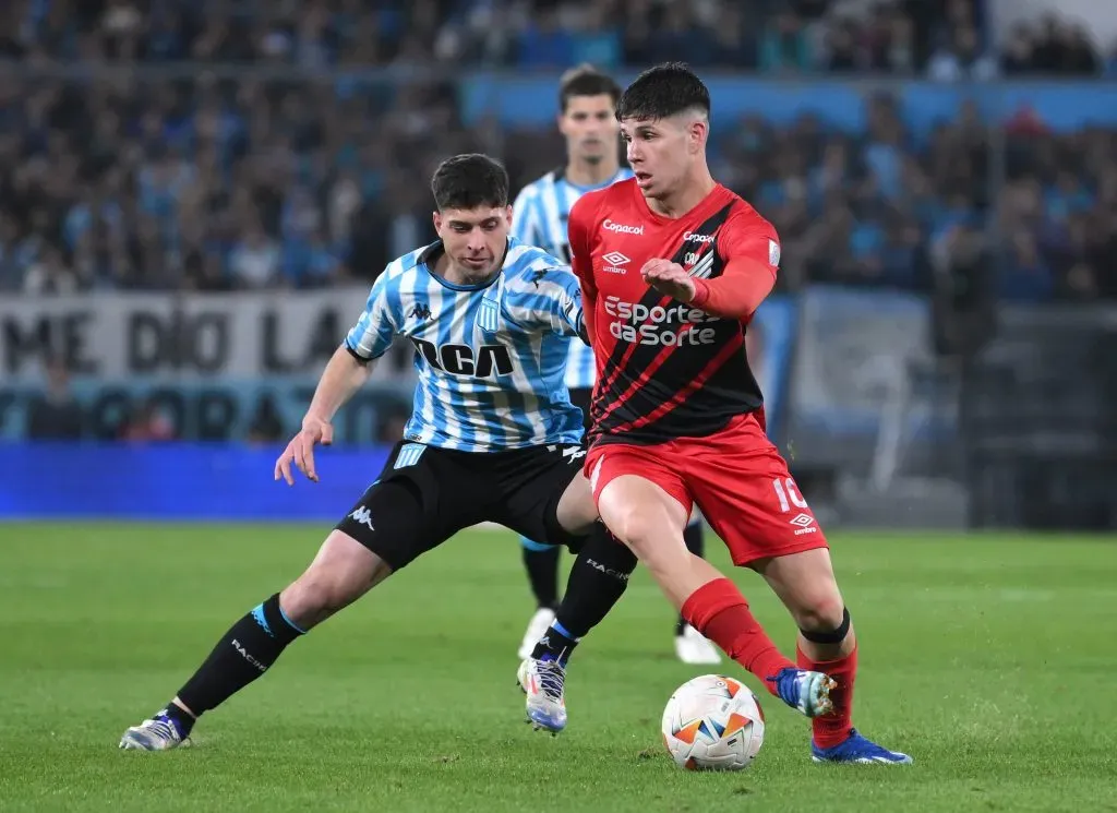Bruno Zapelli em ação pelo Athletico Paranaense durante partida contra o Racing. (Photo by Marcelo Endelli/Getty Images)
