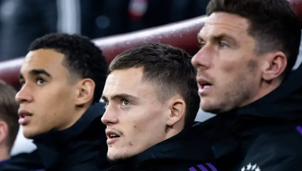 Florian Wirtz e demais companheiros da Seleção Alemã perfilado durante o hino (IMAGO Eibner)