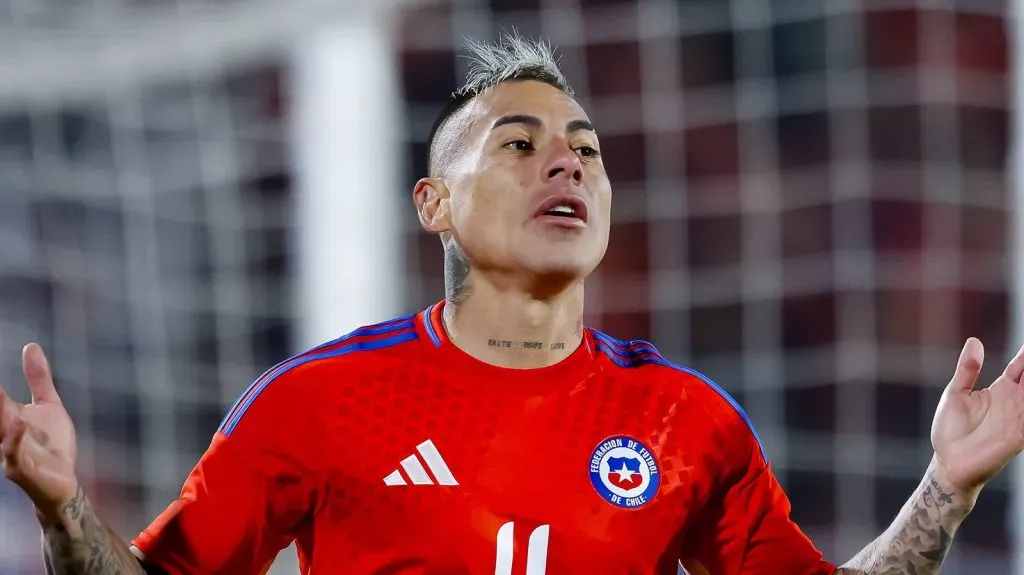 O jogador da seleção chilena Eduardo Vargas, ao centro, comemora com seus companheiros após marcar um gol contra o Paraguai durante a partida amistosa realizada no estádio Nacional de Santiago, Chile. (Foto: IMAGO / Photosport)