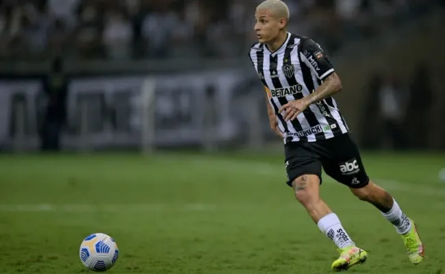 Guilherme Arana em ação pelo Atletico Mineiro contra o Grêmio. Foto: Getty Images