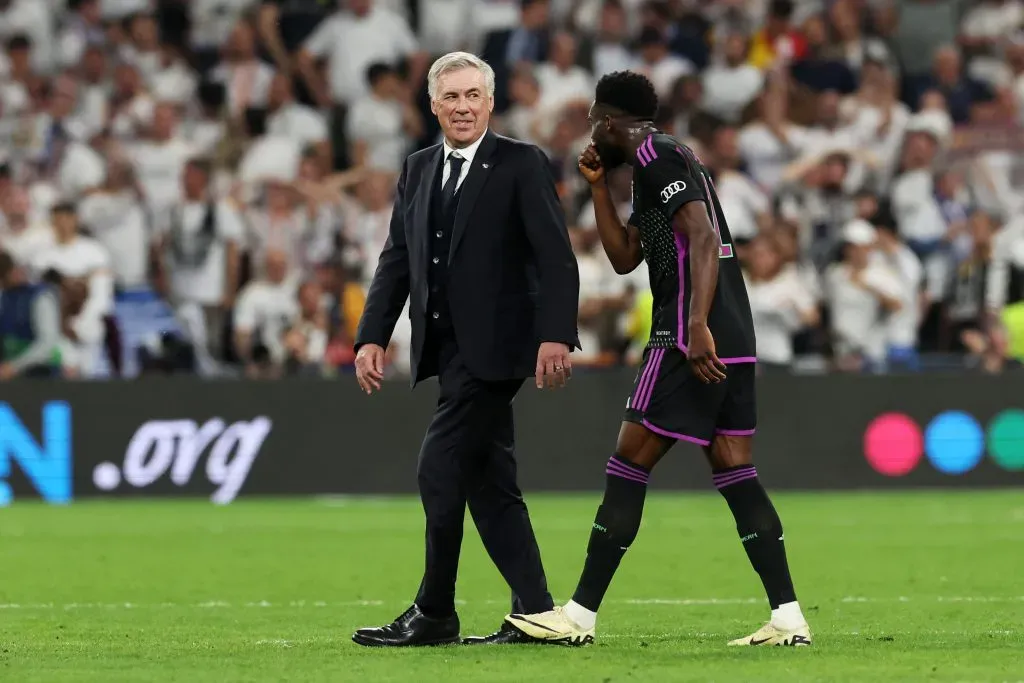 Carlo Ancelotti, treinador do Real Madrid, conversa com Alphonso Davies, alvo do clube. (Photo by Alexander Hassenstein/Getty Images)