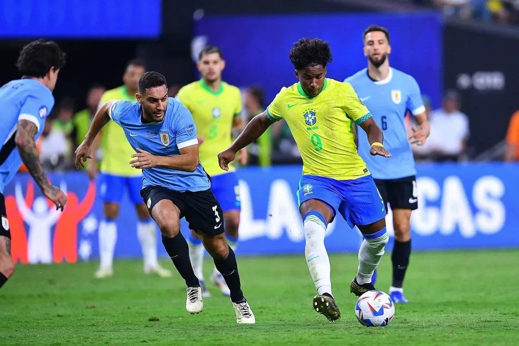 Sebastian Caceres marca Endrick durante a Copa América 2024. Foto: IMAGO / Agencia-MexSport.