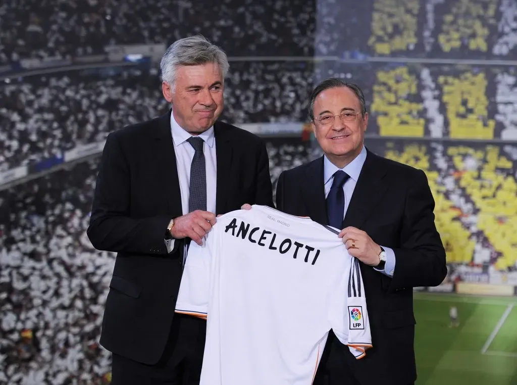Carlo Ancelotti sendo apresentado no Real Madrid em sua primeira passagem. (Photo by Denis Doyle/Getty Images)