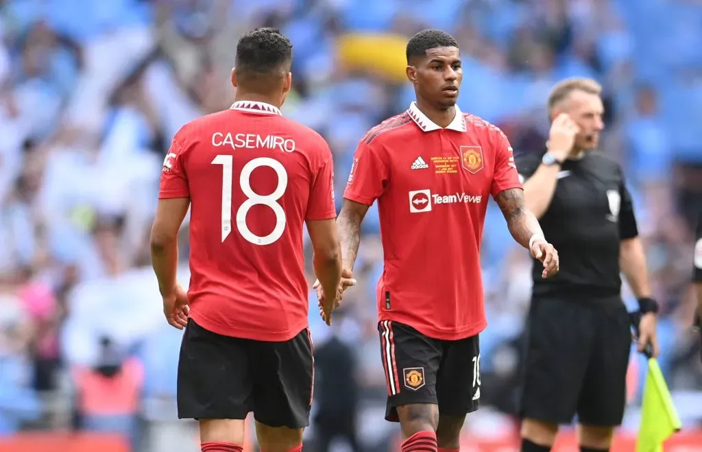 Marcus Rashford e Casemiro com a camisa do United. Foto: IMAGO / Newscom United.