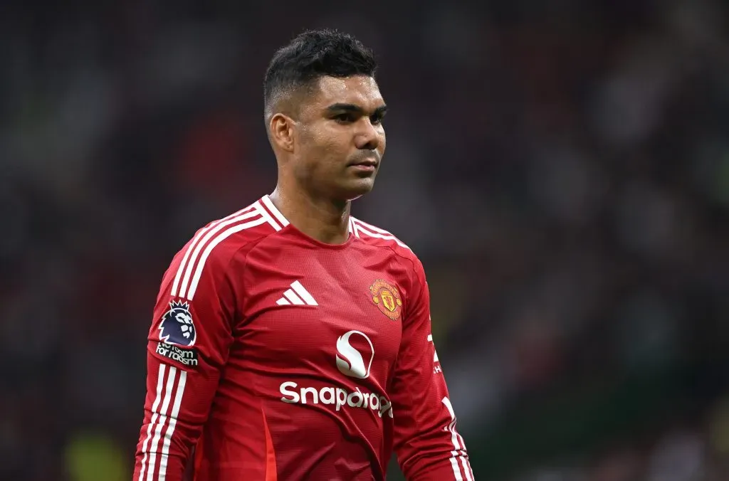 Casemiro em ação pelo Manchester United durante partida válida pela Premier League. (Photo by Shaun Botterill/Getty Images)