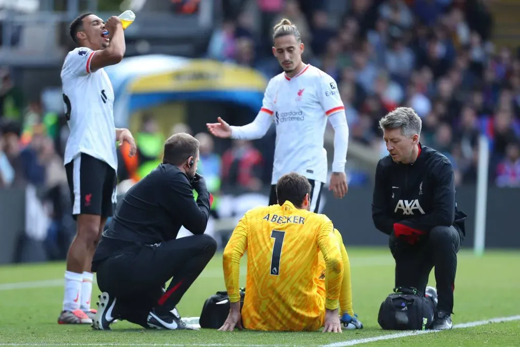 Alisson sendo atendido pelo departamento médico no Liverpool. Foto: IMAGO / Action Plus.