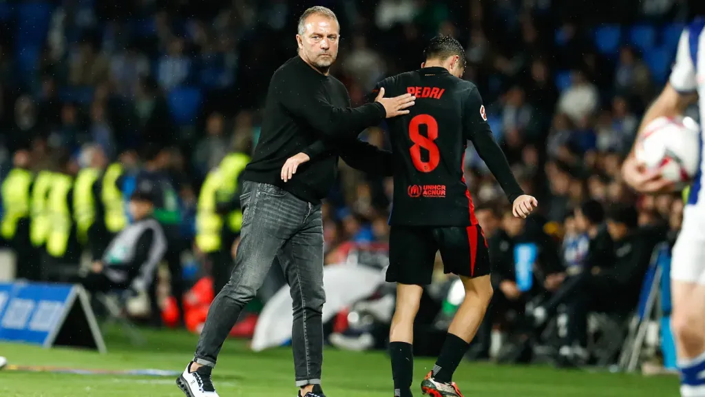 Hansi Flick e Pedri em partida pelo Barcelona (Foto: IMAGO / ZUMA Press Wire)