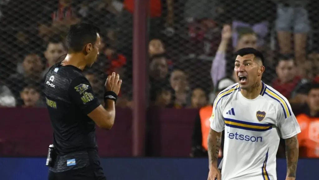 Gary Medel discutindo com o juíz em uma partida do Boca Juniors (IMAGO NurPhoto)