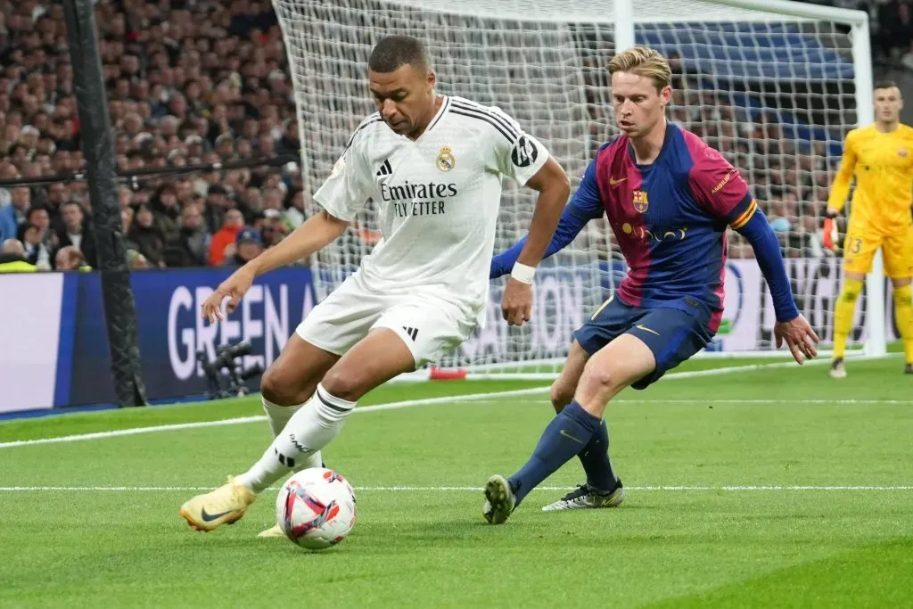 Kylian Mbappé e Frenkie de Jong em disputa por Real Madrid x Barcelona. Foto: IMAGO / PanoramiC.