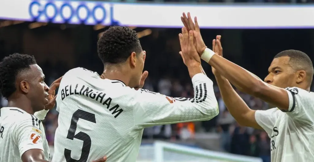 Vini Jr., Bellingham e Mbappé comemorando um gol pelo Real Madrid (IMAGO SOPA Images)