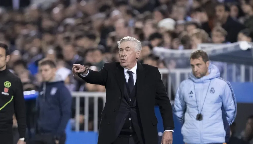 Ancelotti, de terno, instruindo os craques do Real Madrid contra o Leganés (IMAGO Guillermo Martinez)