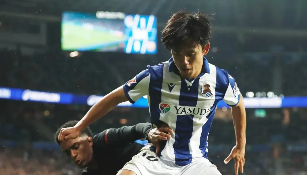 Balde disputando bola com Kubo durante a partida entre Real Sociedad v Barcelona pela La Liga (IMAGO / AFLOSPORT)