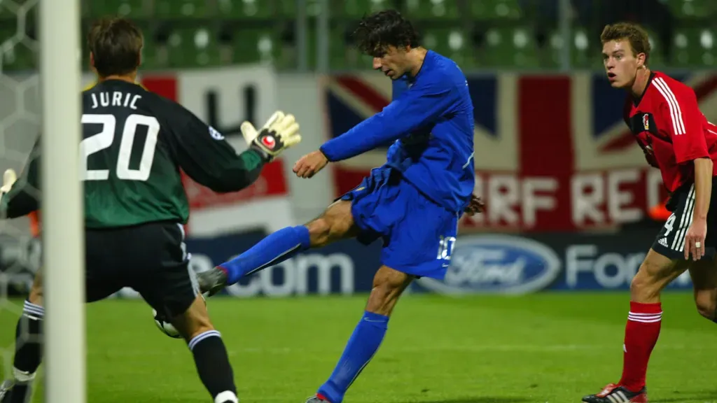 van Nistelrooy em partida contra o Bayer Leverkusen (Photo By Ben Radford/Getty Images)