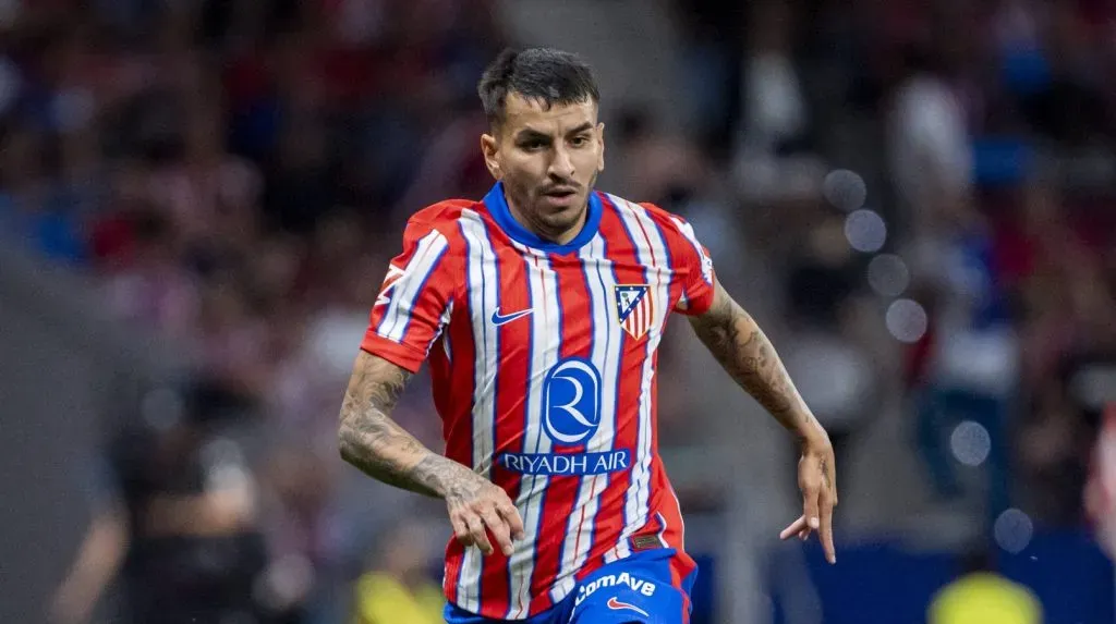 Ángel Correa correndo com a bola com o uniforme tradicional do Atlético de Madrid (IMAGO / Alberto Gardin)