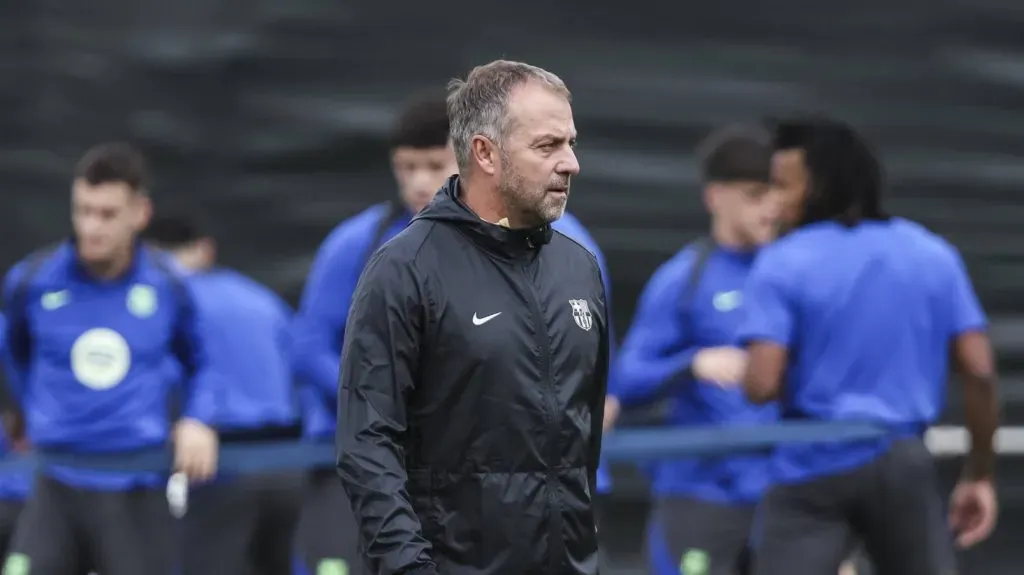 Hansi Flick caminhando no centro de treinamento do Barcelona (IMAGO ZUMA Press Wire)