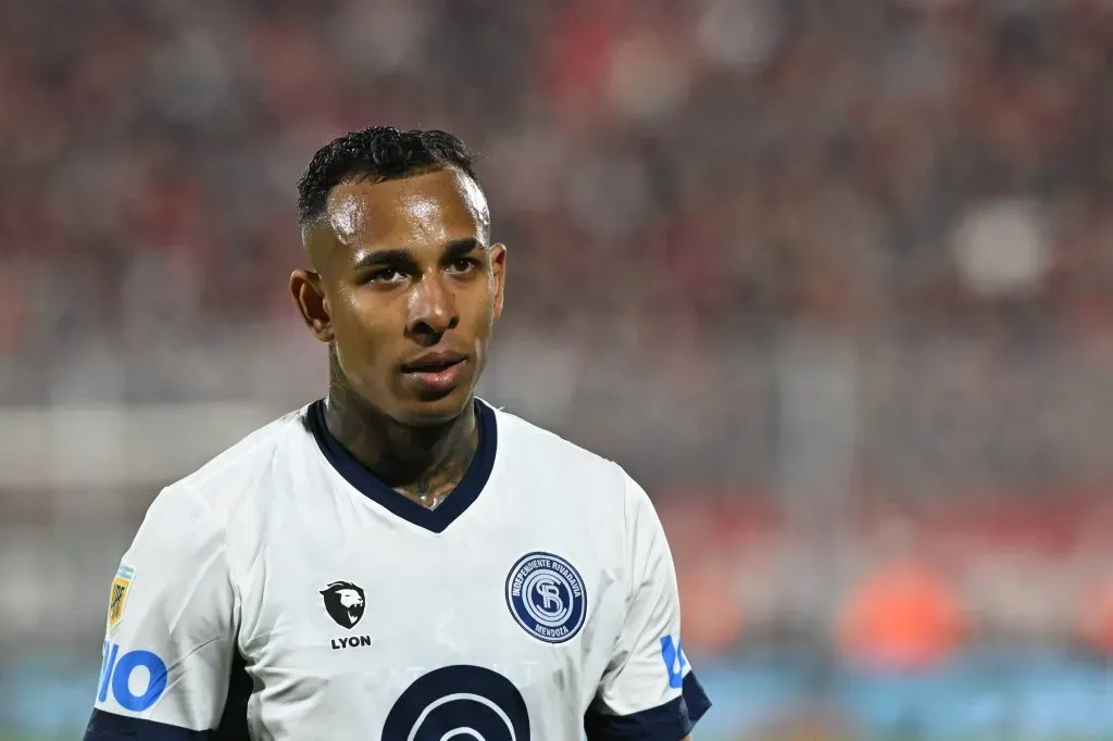 Sebastian Villa com a camisa do Independiente Rivadavia na Argentina. Foto: PhotoCero5.