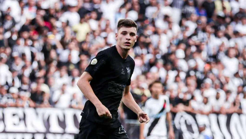 Breno Bidon se deslocando em campo em partida entre Corinthians v Vasco (IMAGO / Pera Photo Press)