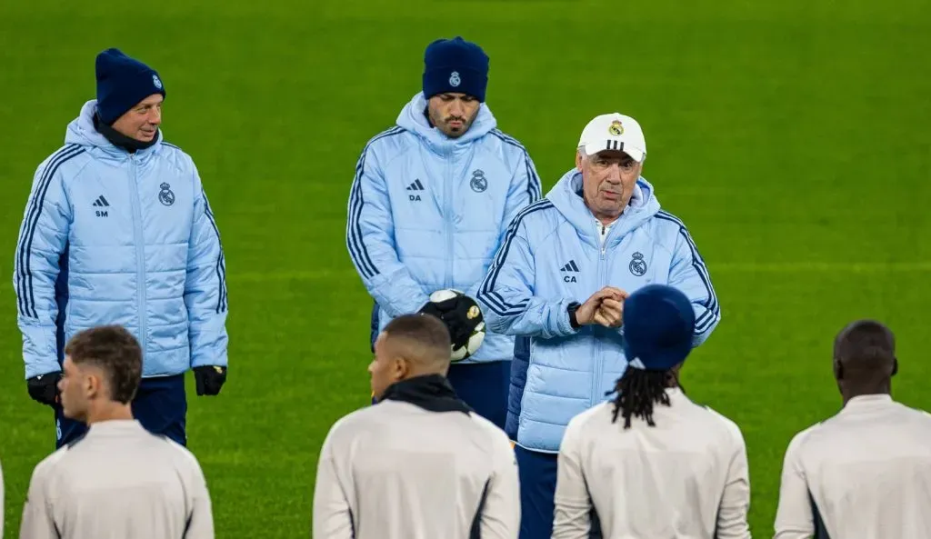 Ancelotti reunido em campo com os jogadores do Real Madrid no treino realizado nesta terça-feira (26) (IMAGO / Propaganda Photo)