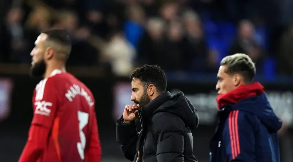 Ruben Amorim caminhando para o vestiário com jogadores do Manchester United após a estreia (IMAGO / PA Images)