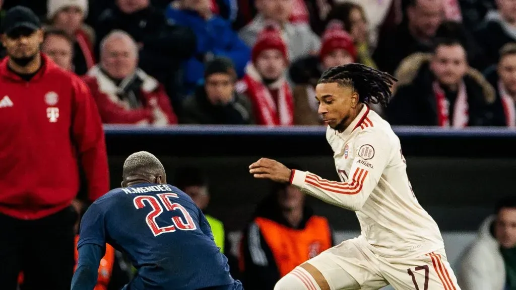 Lizarazu se desmarcando de Nuno Mendes em PSG v Bayern de Munique pela Champions League (IMAGO / Beautiful Sports)