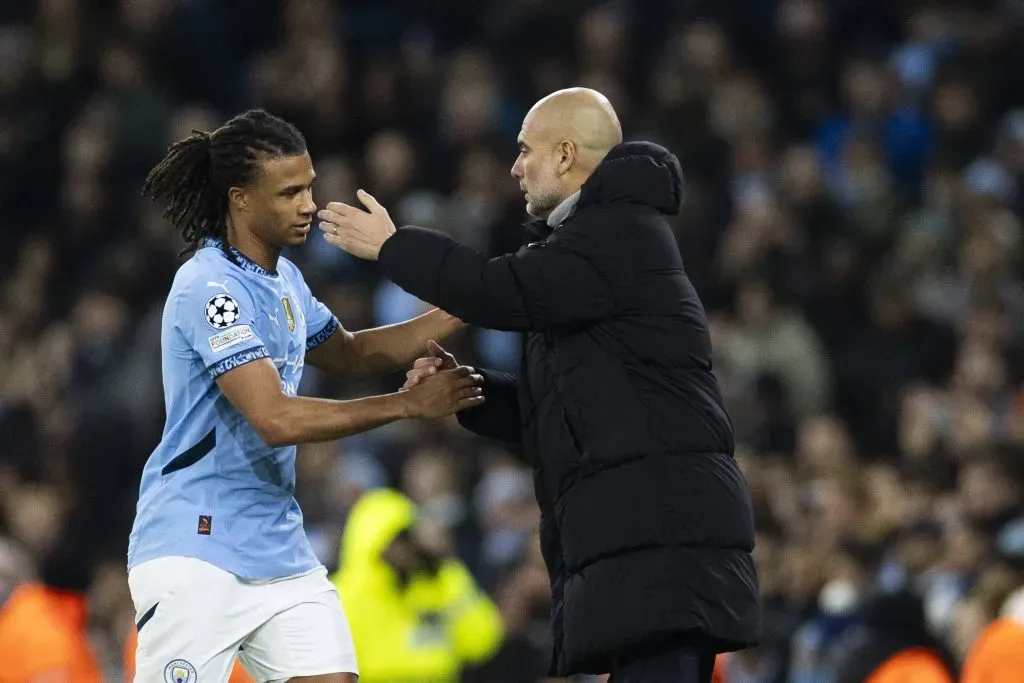 Aké e Guardiola conversam durante o empate do City na Champions. Foto: IMAGO / ANP-