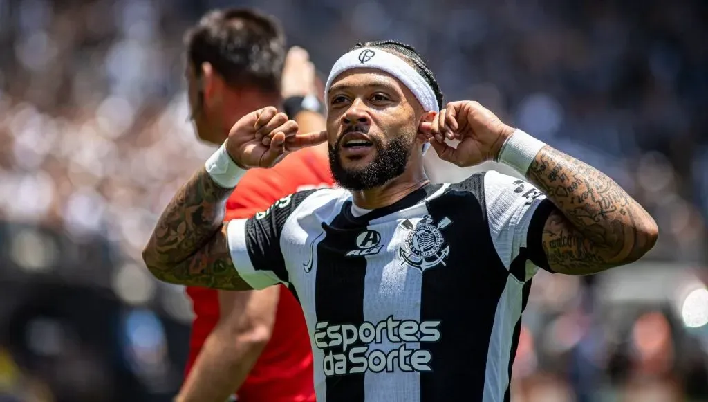 Memphis Depay comemorando seu gol na partida entre Corinthians v Cruzeiro (IMAGO / Onzex Press e Imagens)