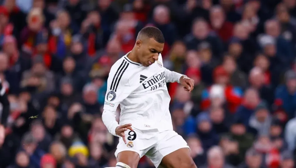 Mbappé prestes a perder o pênalti na partida entre Liverpool v Real Madrid pela Champions League (IMAGO / ZUMA Press Wire)